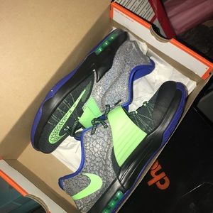 Grade school shoe 6.5y